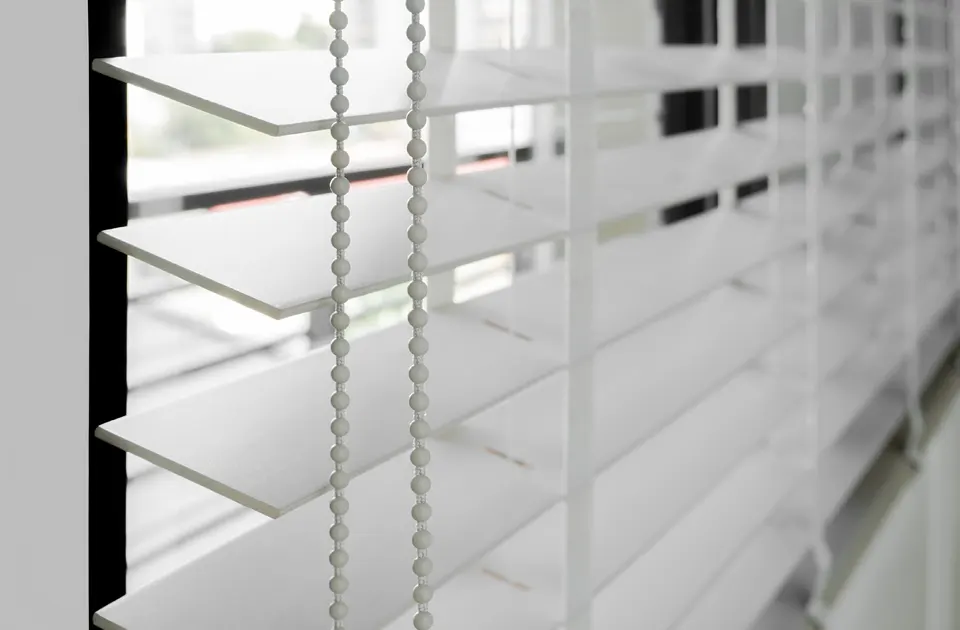 Fehér műanyag redőny belső nézetből, budapesti redőnyös referencia.