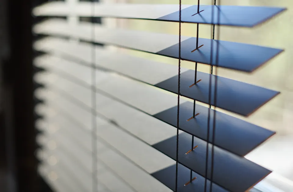 Fekete reluxa közelről, budapesti redőnyös munka referencia, prémium árnyékolás modern otthonban.